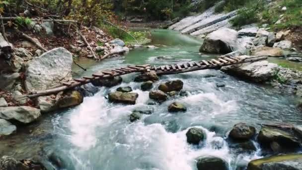 Drone Captura Puente Madera Sobre Río Montaña Kapikaya Puente Madera — Vídeos de Stock