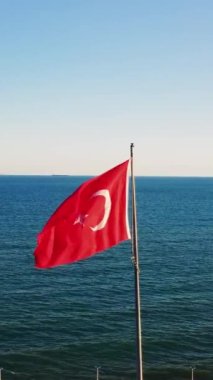  Türk bayrağı denizde dalgalanıyor, vatansever ruhu somutlaştırıyor. Her dalgada, Türk bayrağı derin bir vatanseverlik gururu taşıyor. Deniz dalgaları üzerinde dalgalanan Türk bayrağının vatansever özü.