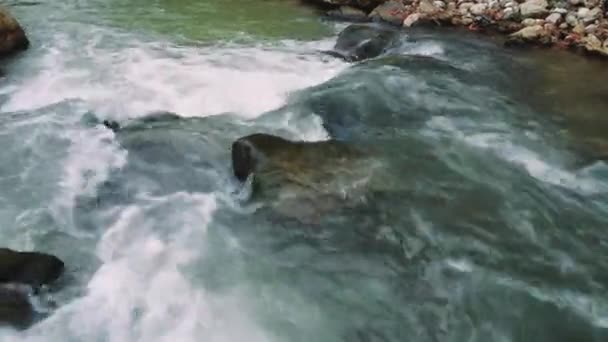 Río Corre Través Kapikayas Terreno Montañoso Piedra Tallada Arroyo Montaña — Vídeos de Stock