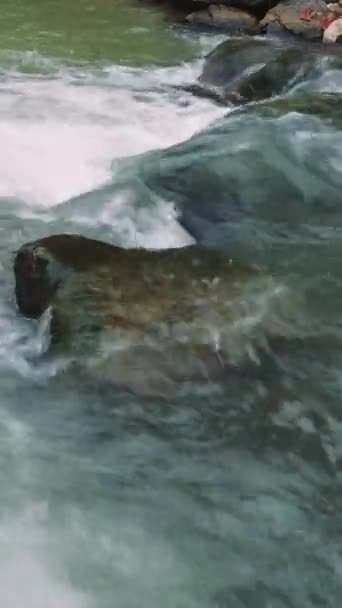 Rzeka Przepływa Przez Kapikayas Górski Strumień Terenu Rzeźbiąc Kamień Strumień — Wideo stockowe