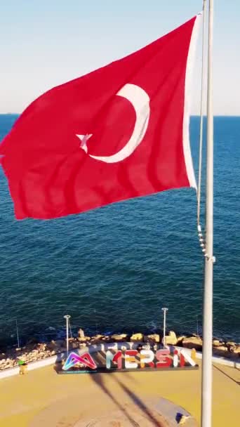 Σημαία Της Τουρκίας Κυματίζει Στη Θάλασσα Σηματοδοτώντας Τουρισμούς Έντονης Γοητείας — Αρχείο Βίντεο