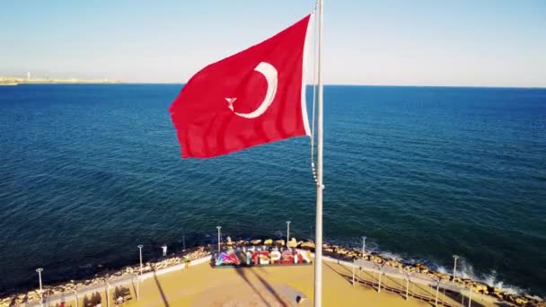 Flaga Turcji Machająca Morzu Sygnalizująca Turystom Żywy Urok Każde Trzepotanie — Wideo stockowe