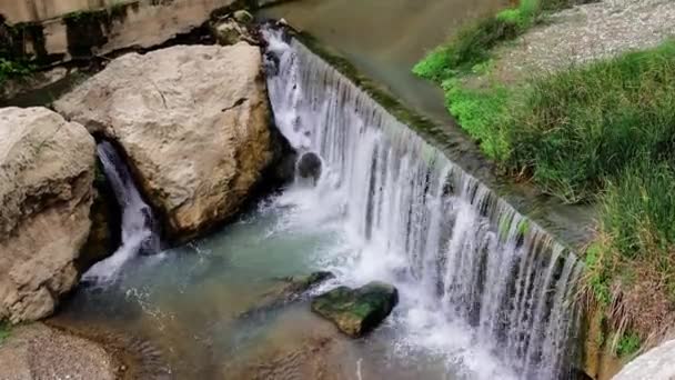 Flusswasser Das Den Künstlichen Damm Hinunterstürzt Symbolisiert Wasserkraft Wasserkraft Die — Stockvideo