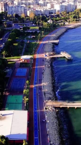 梅尔辛堤上的无人机捕捉到了度假气氛 骑自行车的路上到处都是度假活动 地中海城市的堤岸 一个积极放松的度假胜地 — 图库视频影像