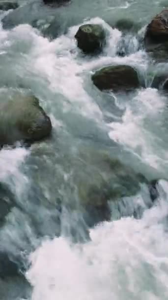Potężny Strumień Wody Płynie Górach Kapikaya Ukazując Czystą Rzekę Czysta — Wideo stockowe