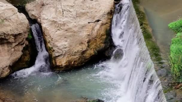 Das Flusswasser Fließt Kraftvoll Durch Einen Künstlichen Damm Ein Von — Stockvideo