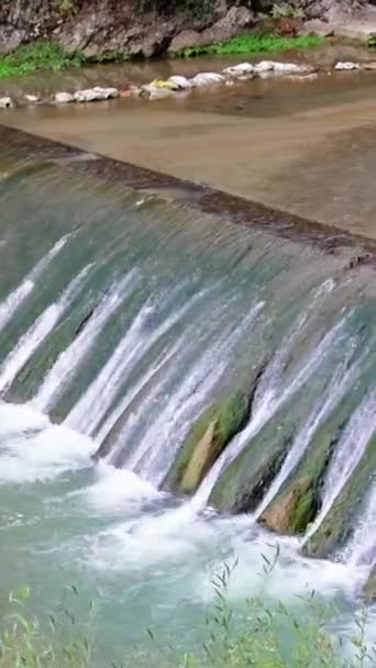 落水从卡皮卡亚峡谷的人造大坝上滑落下来 大坝上大量涌出的水流得到了控制 在卡皮卡亚 落水意味着对自然资源的控制和利用 — 图库视频影像
