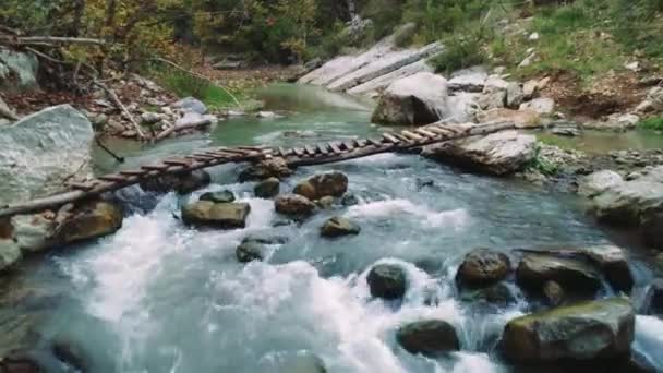 Dron Eleva Sobre Pasarela Kapikaya Atravesando Río Montaña Pasarela Sobre — Vídeos de Stock