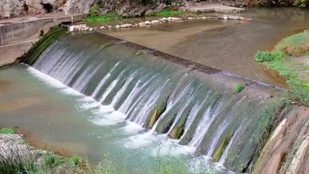 カピカヤ渓谷の下に落ちる水カスケード人工ダム ダムで管理された落下水の強力な表示 カピカヤでは 落下する水は天然資源の管理と使用を意味します — ストック動画
