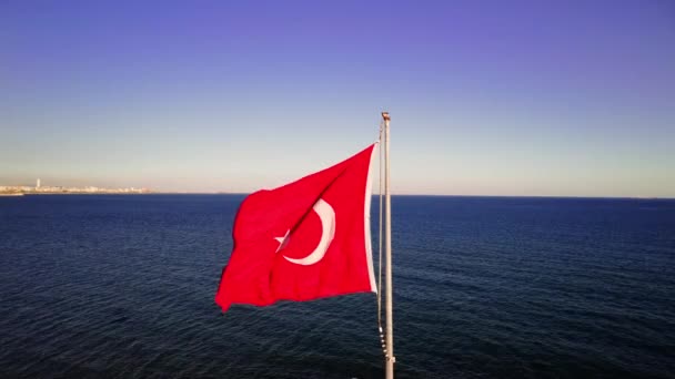 Turecká Vlajka Mořských Vlnách Symbol Svobody Demokracie Rudé Vlajky Tančí — Stock video