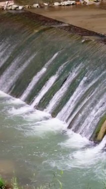 Kapikaya Kanyonu 'ndaki baraj şelalesi insanın doğa üzerindeki etkisini gösteriyor. Baraj şelalesinin her damlası, mühendisliğin doğal güzellikle buluştuğu Kapikaya 'daki baraj şelalesiyle sinerjiyi yansıtıyor..
