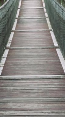 Kapikaya Canyons nehri üzerindeki asma köprü, bir seyahat vurgusu. Gezginler asma köprüde yürüyorlar, doğaya dalmışlar. Kapikaya 'daki asma köprü, seyahat ve doğal güzelliğin birleşimi.