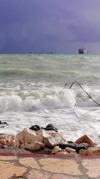 土耳其西里夫斯克的风暴海 岩石上强烈的撞击波反复的撞击波显示出风暴的强度 在Silifkes海岸持续不断的海浪冲刷着风暴海的标志 — 图库视频影像