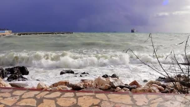 Bouřkové Moře Silifke Turkey Mohutnými Vlnami Narážejícími Skal Opakované Narážející — Stock video