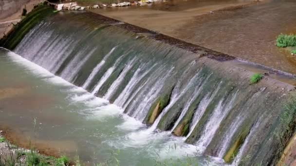 カピカヤ渓谷のダム滝は 人間の自然への影響を示しています ダム滝の各滴は 工学が自然の美しさを満たすカピカヤの環境ダム滝との相乗効果を反映しています — ストック動画