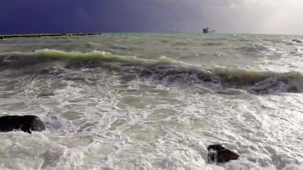 Stürmische See Silifke Türkei Mit Orkanstärke Die Auf Felsen Spritzt — Stockvideo