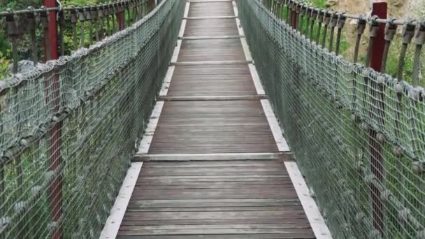 Подвесной Мост Через Реку Капикая Каньон Достопримечательность Путешественники Путешествуют Подвесному — стоковое видео