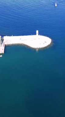Deniz seyrüsefer için liman feneri olan Erdemli Türkiye. Erdemli 'deki deniz feneri Akdeniz' de güvenli seyrüsefer sağlıyor. Navigasyon simgesi, Erdemli 'deki deniz feneri denizcilere rehberlik ediyor.