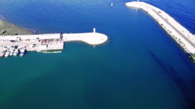 Deniz seyrüsefer için liman feneri olan Erdemli Türkiye. Erdemli 'deki deniz feneri Akdeniz' de güvenli seyrüsefer sağlıyor. Navigasyon simgesi, Erdemli 'deki deniz feneri denizcilere rehberlik ediyor.