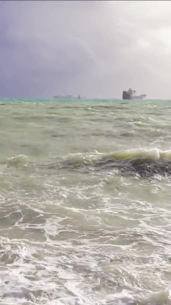 극적인 Silifke 해안에 파도가 폭풍을 묘사합니다 Silifke 극적인 하늘은 풍경을 — 비디오