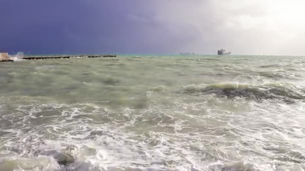 劇的な空の下のシリフケ海岸の衝突波は 海の嵐を描いています シリフケ海の上空の劇的な空は 衝突する波の風景を強化します 衝突する波 劇的な空が見えるSilifke海の嵐 — ストック動画