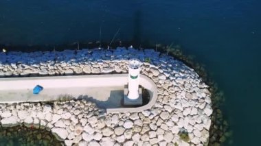 Erdemli Türkiye 'de deniz yolculuğunun anahtarı olan deniz feneri sergileniyor. Akdeniz 'de seyrüsefer için Erdemli' deki deniz feneri şart. Erdemli deniz fenerinin rehberliğinde Akdeniz 'de Navigasyon.