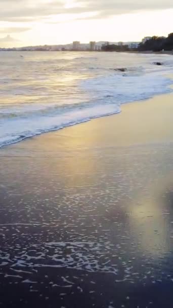 Дрон Дивиться Прокотяться Хвилі Пляж Заході Сонця Приморському Місті Пляжна — стокове відео