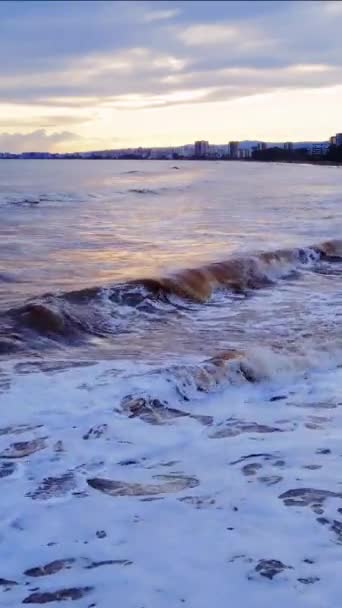 Вид Беспилотника Закат Море Волны Встречающие Приморский Город Море Закате — стоковое видео