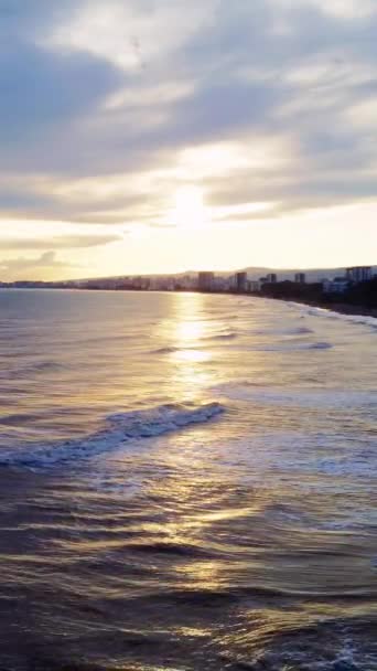 Drone Sobre Ciudad Costera Atardecer Capturando Impresionante Costa Puesta Sol — Vídeos de Stock