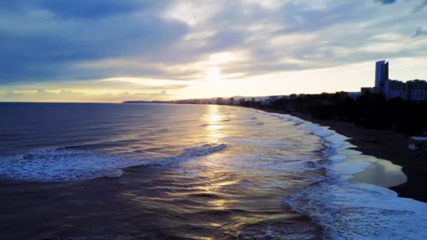 Drone Sobre Cidade Beira Mar Pôr Sol Capturando Deslumbrante Costa — Vídeo de Stock