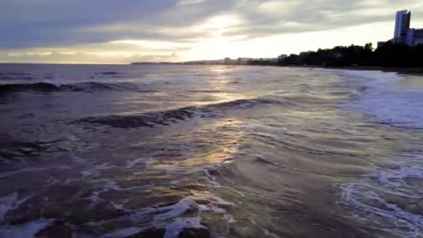 Drone Atas Laut Mediterania Pinggir Pantai Kota Gelombang Saat Matahari — Stok Video