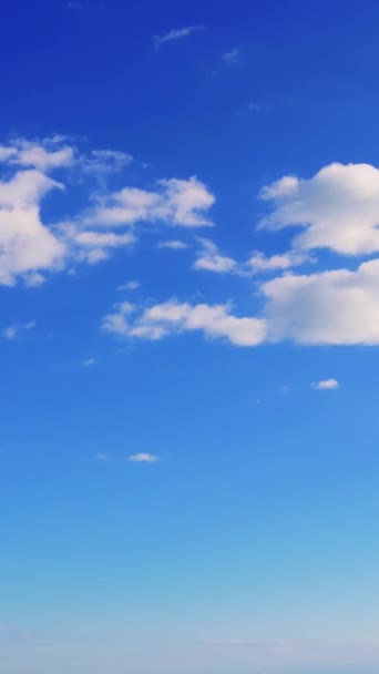 Lapso Tiempo Muestra Nubes Moviéndose Graciosamente Través Del Cielo Claridad — Vídeos de Stock