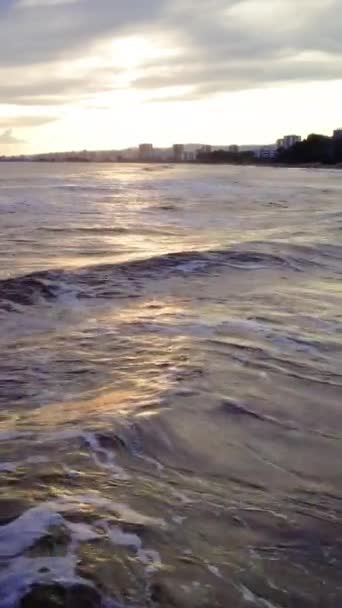 Drone Sobre Mar Mediterrâneo Cidade Beira Mar Ondas Pôr Sol — Vídeo de Stock