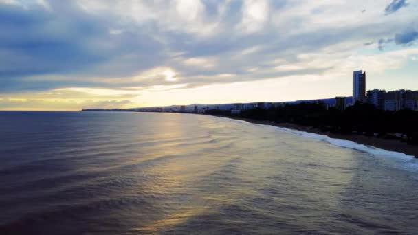 Drone Revela Ondas Costa Cidade Beira Mar Pôr Sol Drone — Vídeo de Stock