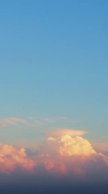 Zaman atlaması karanlık gökyüzünü gün batımında yakalar, bulutlar yer değiştirir. Akşam gökyüzünün koyu renkleri, atmosferik fenomen. Koyu bulutlar zıtlaşır günbatımları parlar, dinamik gökyüzü görüntüsü.