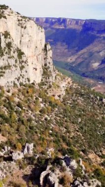 Saf kanyon kayalıkları, yeşil orman, panoramik dağ manzarası. Jeoloji: büyük dağlar, jeoloji açısından zengin kanyon manzarası. Vahşi orman, dağ sıraları jeolojisi, uçurum manzarası..