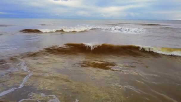 Gelombang Berbusa Merangkul Pantai Berpasir Saat Matahari Terbenam Adegan Tenang — Stok Video