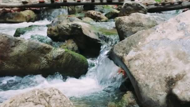 Быстрый Чистый Поток Горах Текущий Над Камнями Спокойная Природная Сцена — стоковое видео