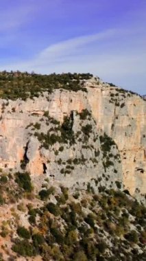 Yeşil ormandaki kanyon kayalıkları, panoramik dağ manzarası. Saf kanyon, vahşi orman arkaplanlı uçurum manzarası, gösterişli seyahat. Kanyon, uçurum manzarası, görkemli dağ sırası, doğal güzellik..