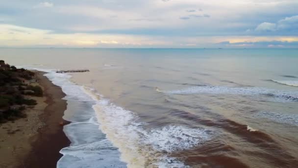 Drone Cattura Vista Panoramica Sulla Spiaggia Tramonto Fascino Mediterraneo Paesaggio — Video Stock