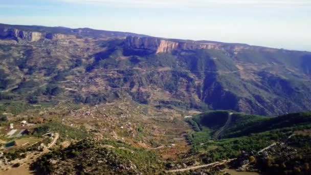 Лише Скелі Каньйону Зеленому Лісі Велична Гірська Панорама Види Долину — стокове відео