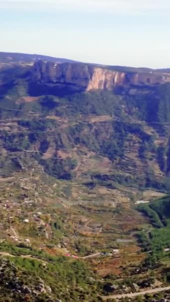 Karge Canyonklippen Grünen Wald Majestätisches Bergpanorama Aussicht Auf Das Tal — Stockvideo