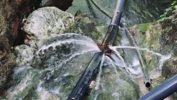 Протікаюча Труба Спричиняє Пошкодження Навколишнього Середовища Водними Сплесками Серед Каменів — стокове відео