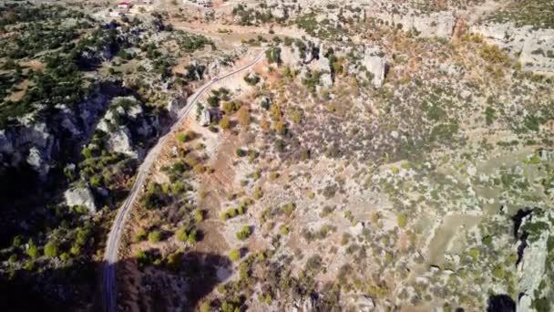 无人机捕捉到在山谷中飞行 在路上飞舞 岩石附近的空中旅行景色 非常适合探险的人 利用崎岖地形的无人驾驶飞机镜头拥抱户外旅行 — 图库视频影像