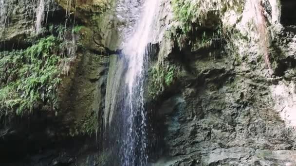 旅行到隐藏的瀑布 梅尔辛自然珍宝 对自然爱好者来说是个理想的地方 发现宁静的瀑布 非常适合土耳其的旅行摄影 — 图库视频影像