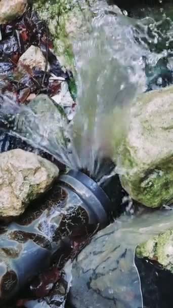 Έντονες Διαρροές Νερού Σκηνή Νερό Εκρήγνυται Από Διαρροή Σωλήνα Τονίζοντας — Αρχείο Βίντεο