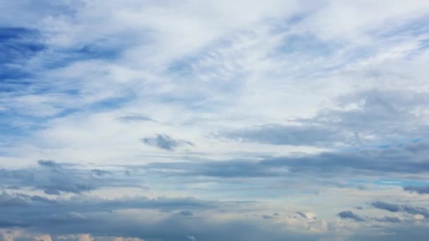 Zeitraffer Eines Bewölkten Himmels Dem Sich Wolken Vor Blauem Hintergrund — Stockvideo