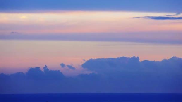 Zeitraffer Video Vom Sonnenuntergang Über Dem Meer Das Dynamische Wolken — Stockvideo