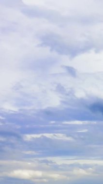 Mavi gökyüzüne doğru zarif bir şekilde hareket eden kabarık bulutları yakalayan hızlandırılmış görüntüler. Pofuduk bulutlu sakin arka planlar için idealdir. Yumuşak bulutlar doğal güzelliği arttırır, sakin temalar için mükemmeldir..