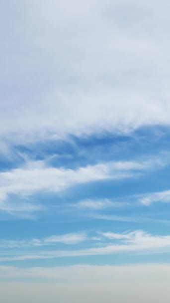 Imágenes Lapso Tiempo Nubes Moviéndose Rápidamente Contra Cielo Azul Ideal — Vídeo de stock
